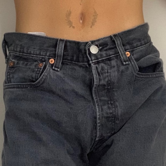 Vintage Levi’s booty shorts - Picture 2 of 2